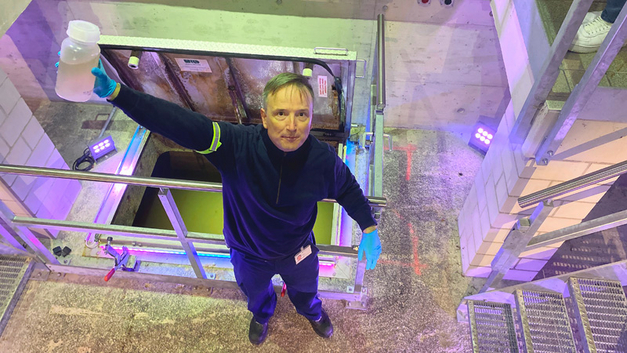 Der ARA-Mitarbeiter hält die erste Probe in der Hand. Hinter ihm fliesst das Abwasser in zwei rechteckigen Kanälen zur ARA Werdhölzli, jeder Kanal ist 2,2 Meter breit und 1,85 Meter hoch. BILDER ISABELLE PICCAND